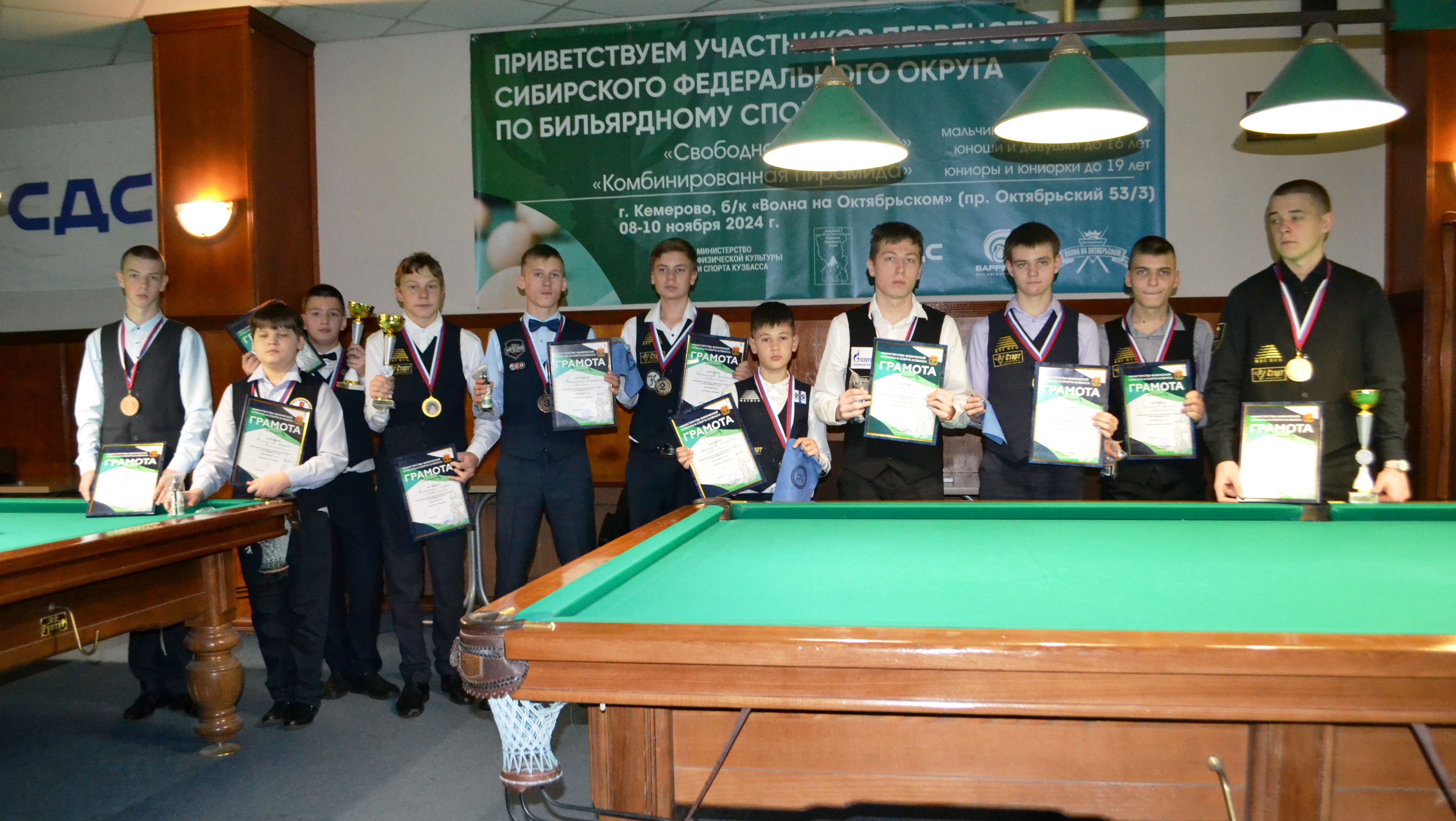 Аминов Мансур крайний слева.JPG